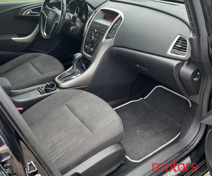 2011' Opel Astra photo #4