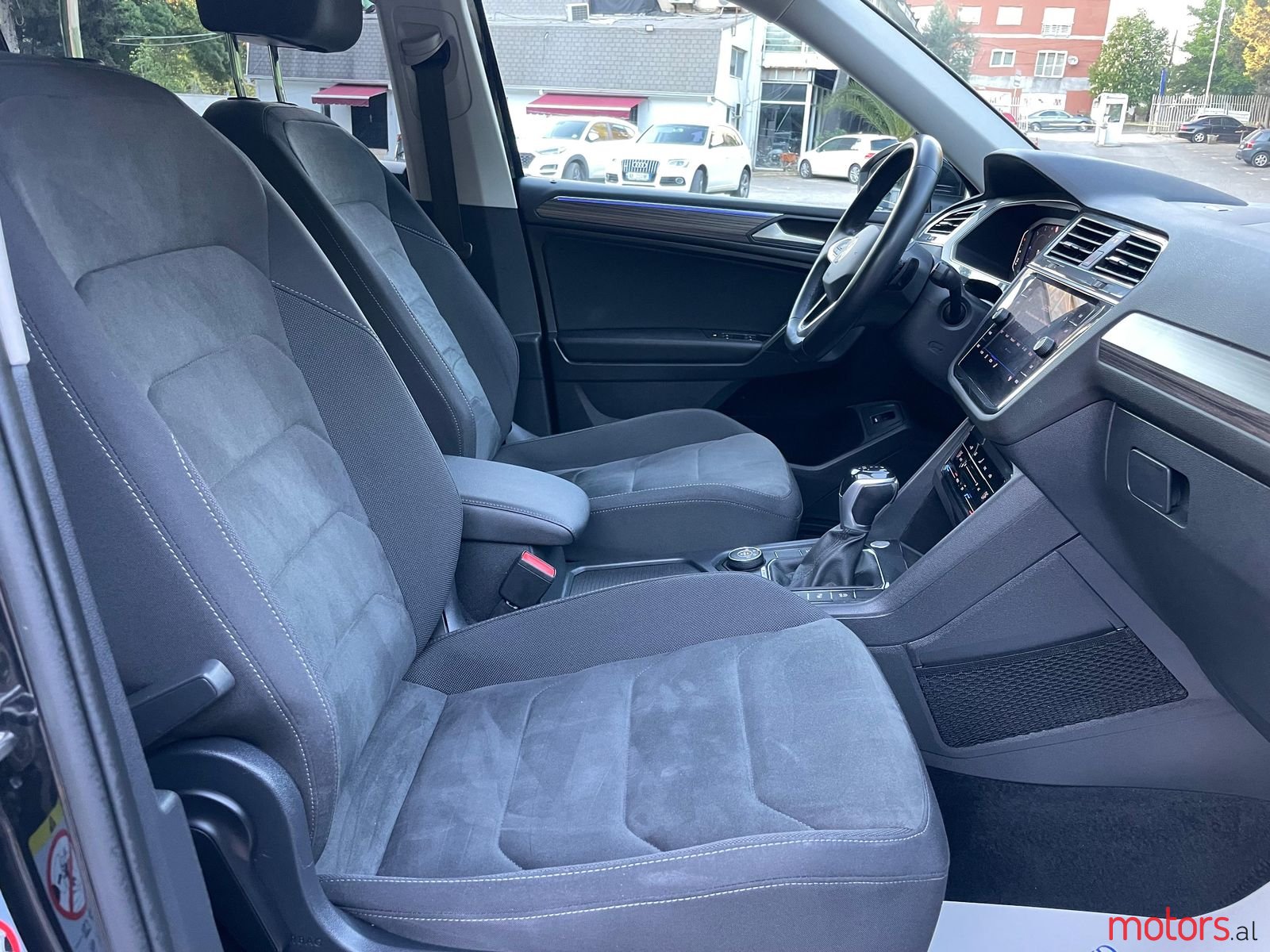 2022' Volkswagen Tiguan photo #4