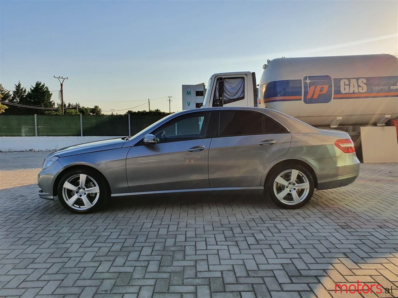 2011' Mercedes-Benz E 220 photo #1