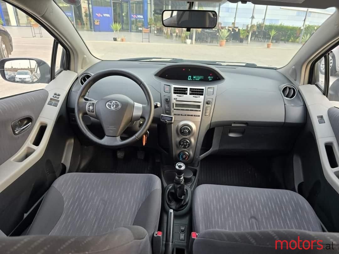2009' Toyota Yaris photo #5