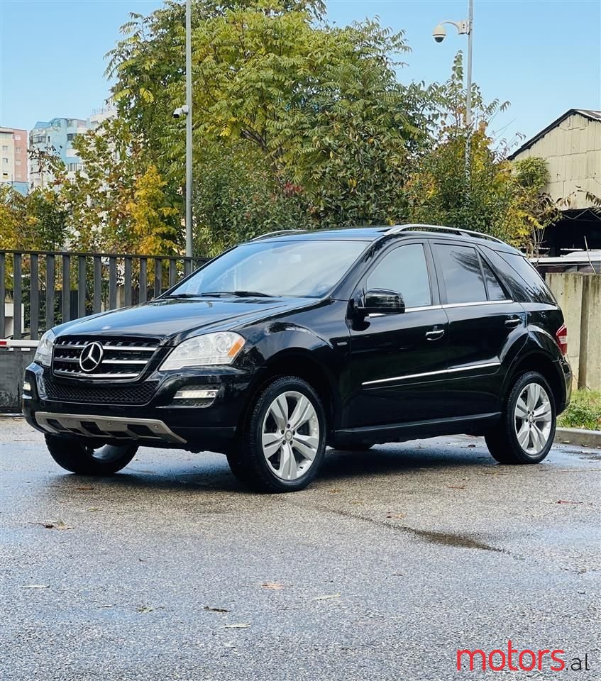 2011' Mercedes-Benz 300 photo #4