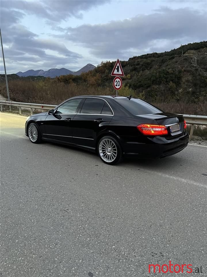 2011' Mercedes-Benz E 220 photo #3