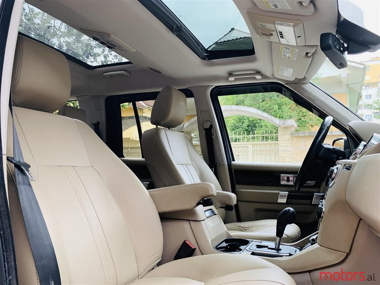 2010' Land Rover Discovery photo #3