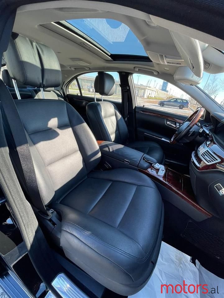 2011' Mercedes-Benz S 550 photo #3