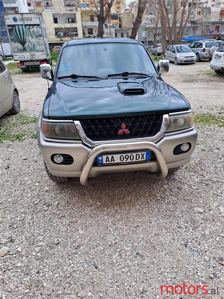 2002' Mitsubishi Pajero photo #3