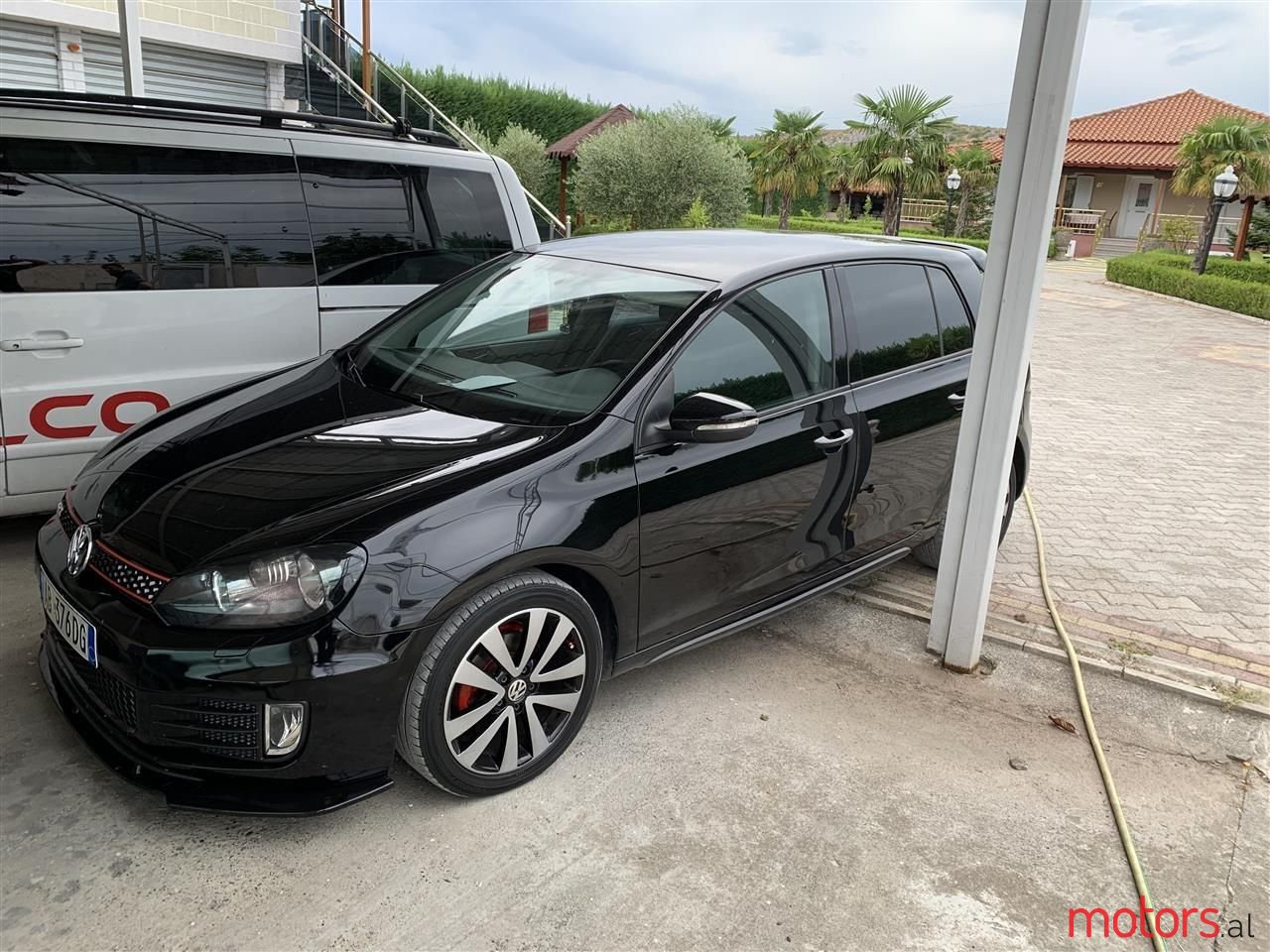 2011' Volkswagen Golf photo #1