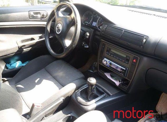 2001' Volkswagen Passat photo #1