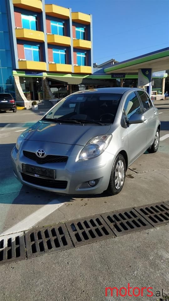 2010' Toyota Yaris photo #2