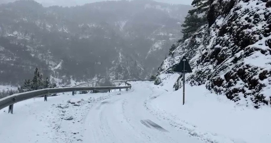 “Rrugë ende të bllokuara, disa qarqe vijojnë të mbeten problematike”- Emergjencat Civile: Ja si paraqitet situata nga moti i keq