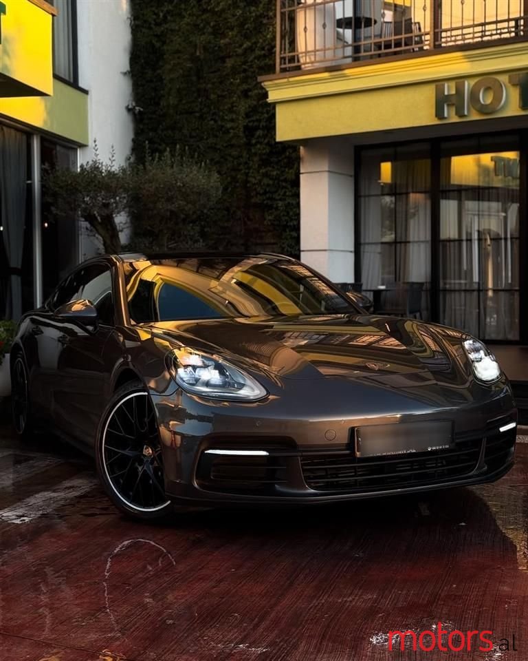 2017' Porsche Panamera photo #1