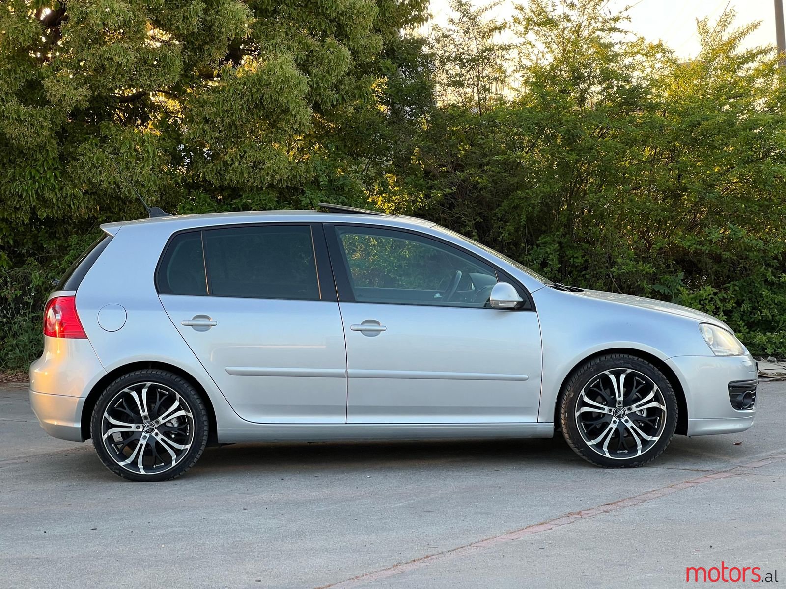 2008' Volkswagen Golf photo #5