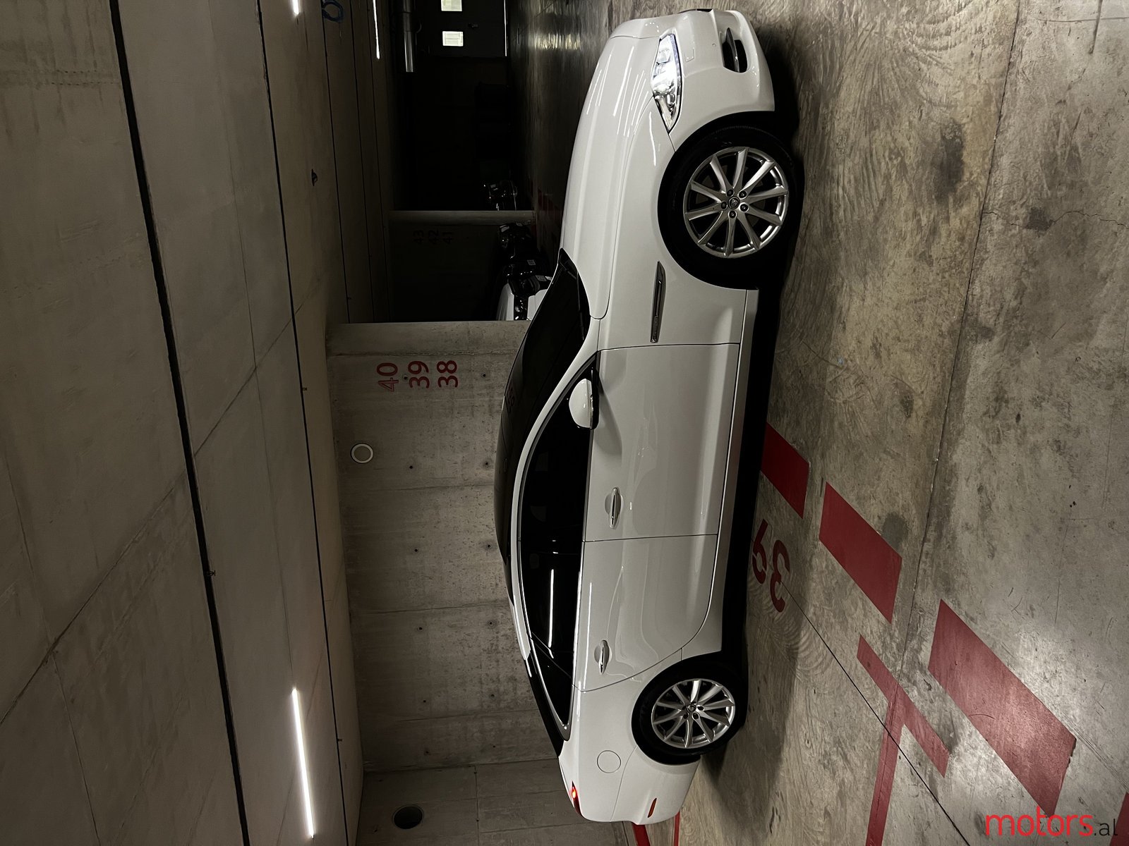 2013' Jaguar XJ photo #3