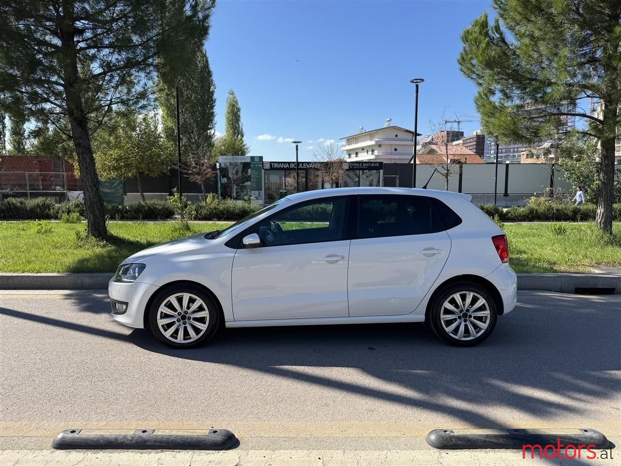 2011' Volkswagen Polo photo #2