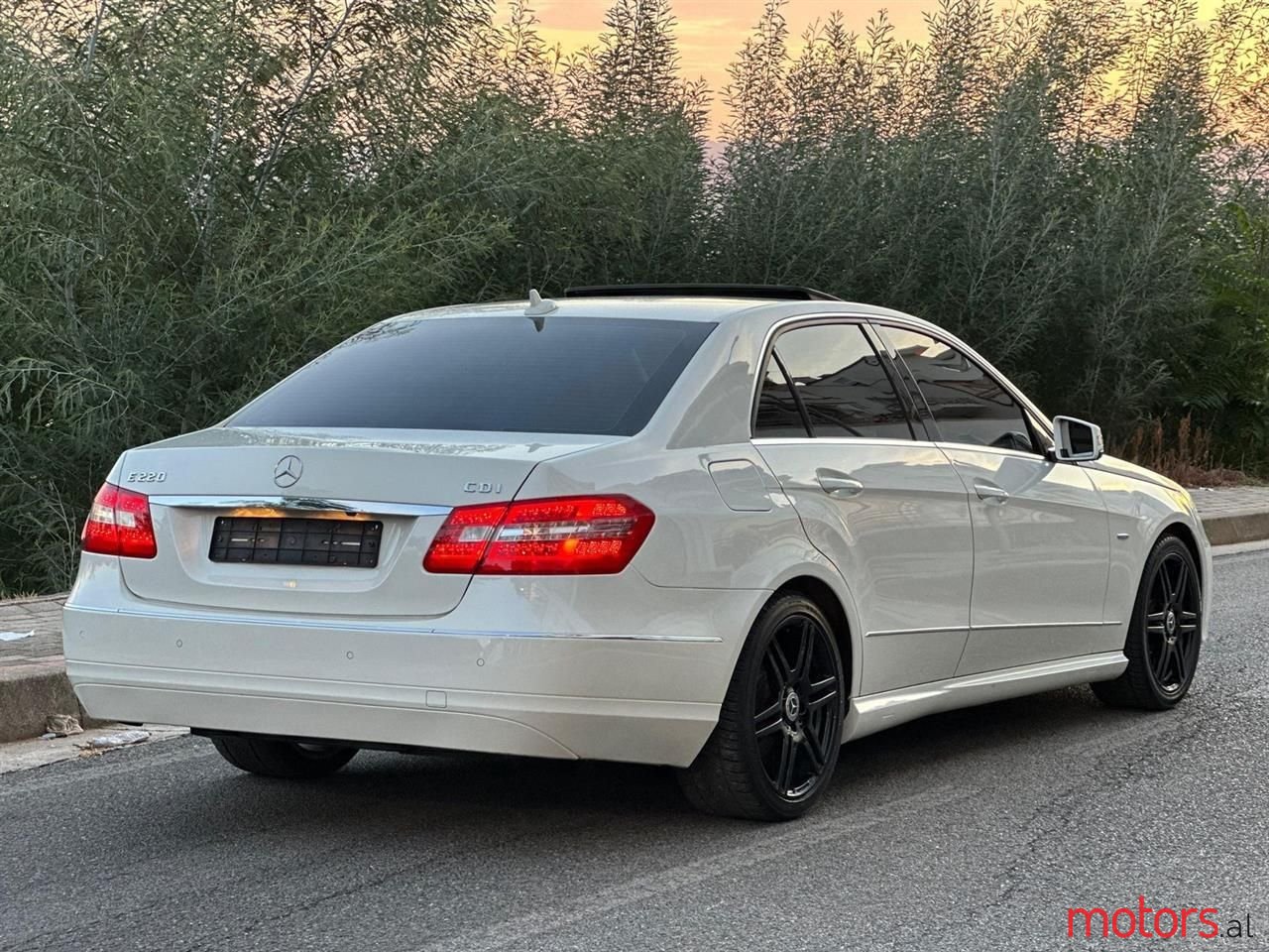 2012' Mercedes-Benz E 220 photo #6