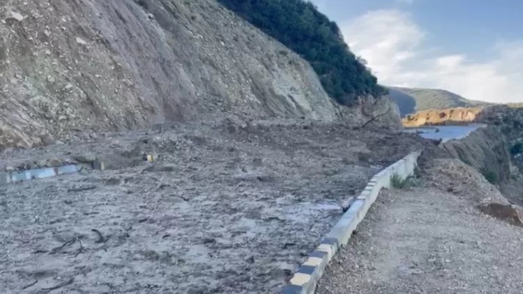 Reshjet e shiut shkaktojnë rrëshqitje dheu në bypass-in e Vlorës, bllokohet rruga