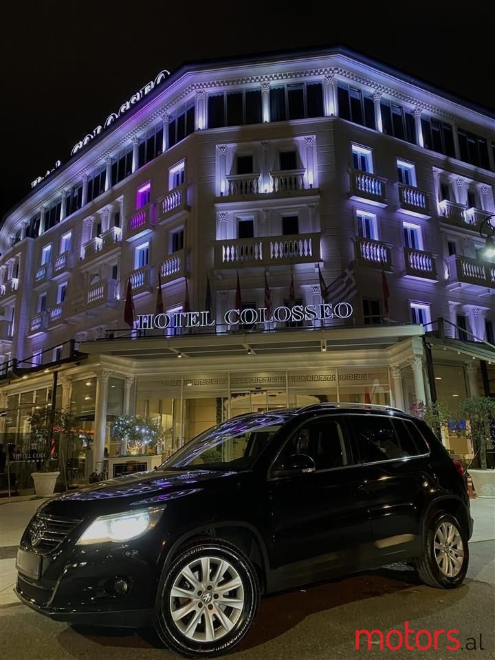 2011' Volkswagen Tiguan photo #1