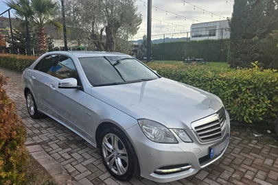 2011' Mercedes-Benz E 220