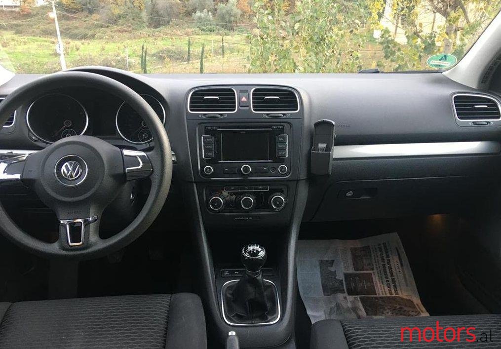 2010' Volkswagen Golf photo #2