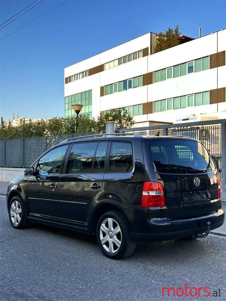 2005' Volkswagen Touran photo #3