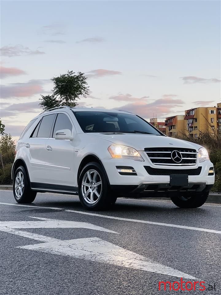 2011' Mercedes-Benz 300 photo #6