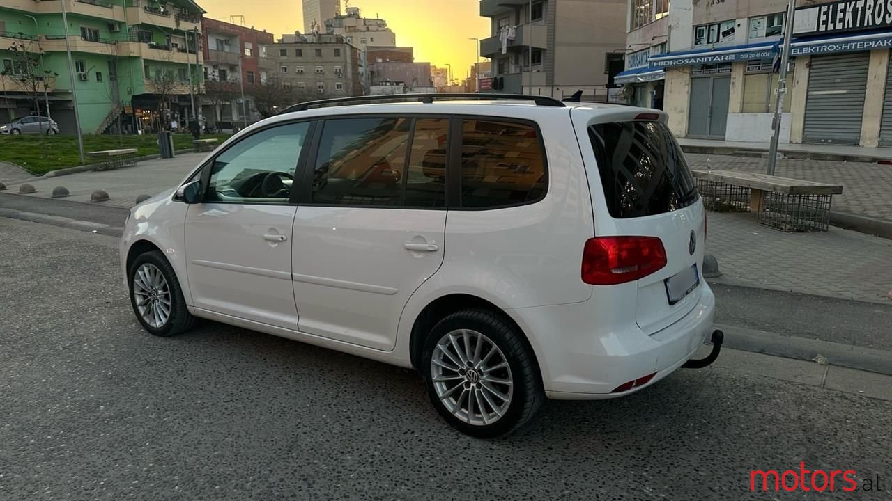 2012' Volkswagen Touran photo #4