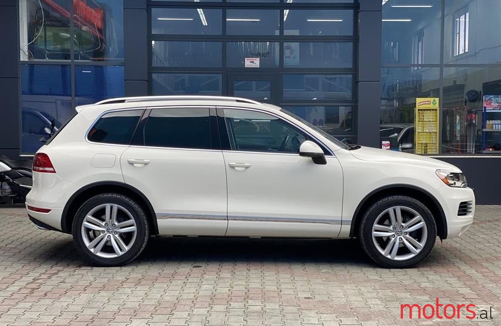 2012' Volkswagen Touareg photo #1