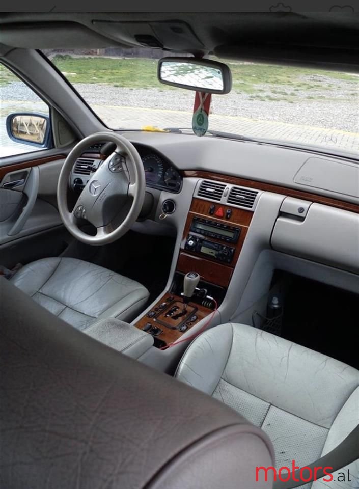 2001' Mercedes-Benz 270 photo #3