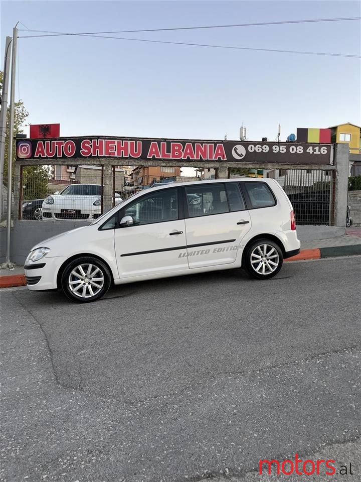 2008' Volkswagen Touran photo #4