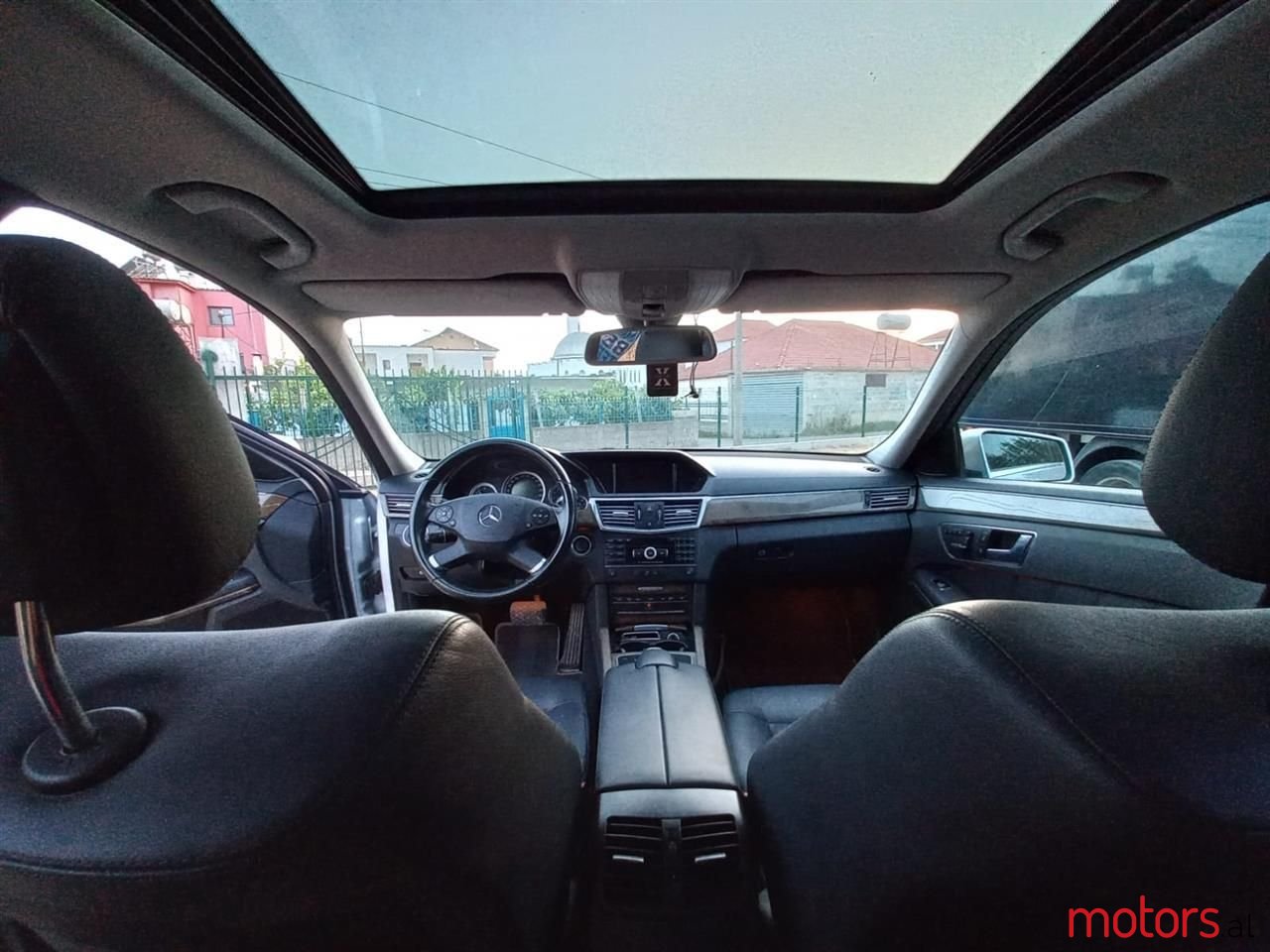 2010' Mercedes-Benz 300 photo #6