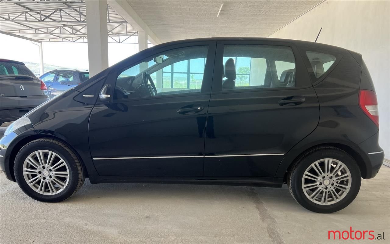 2011' Mercedes-Benz A 180 photo #2