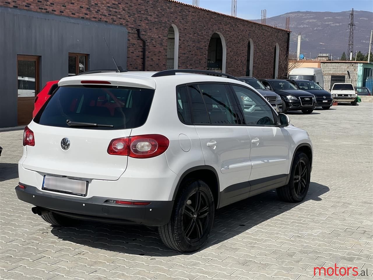 2012' Volkswagen Tiguan photo #3