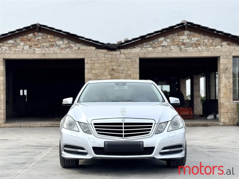 2012' Mercedes-Benz E 220 photo #1