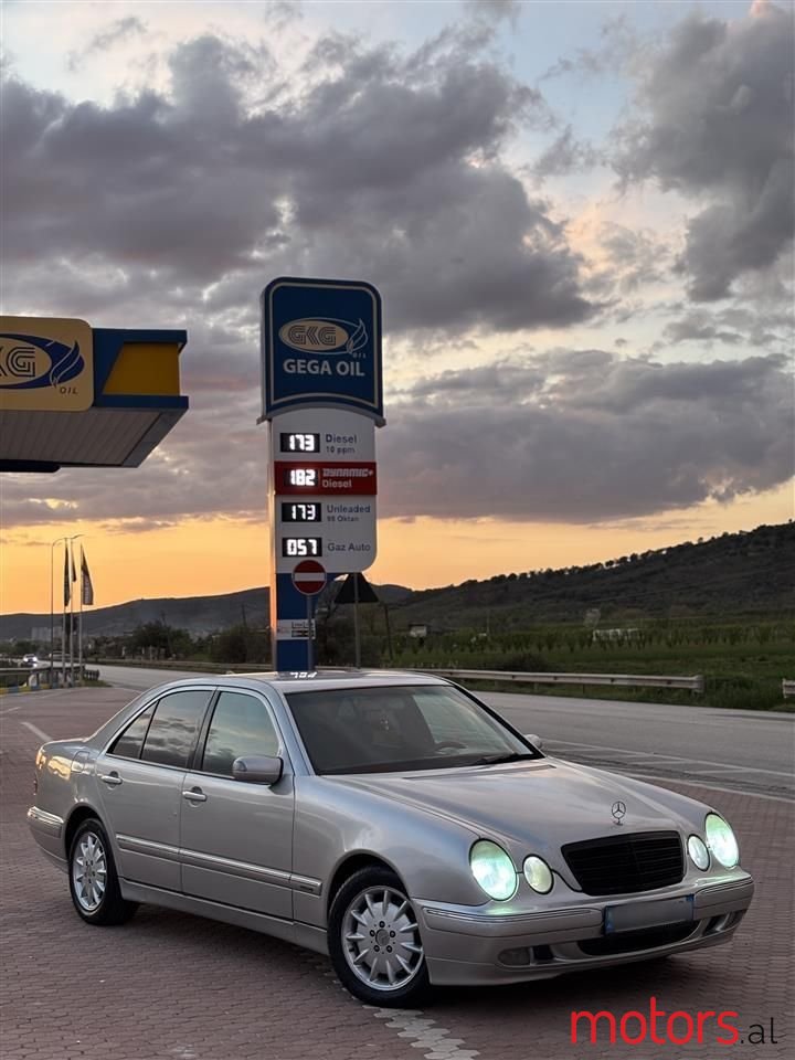 2001' Mercedes-Benz E 220 photo #4