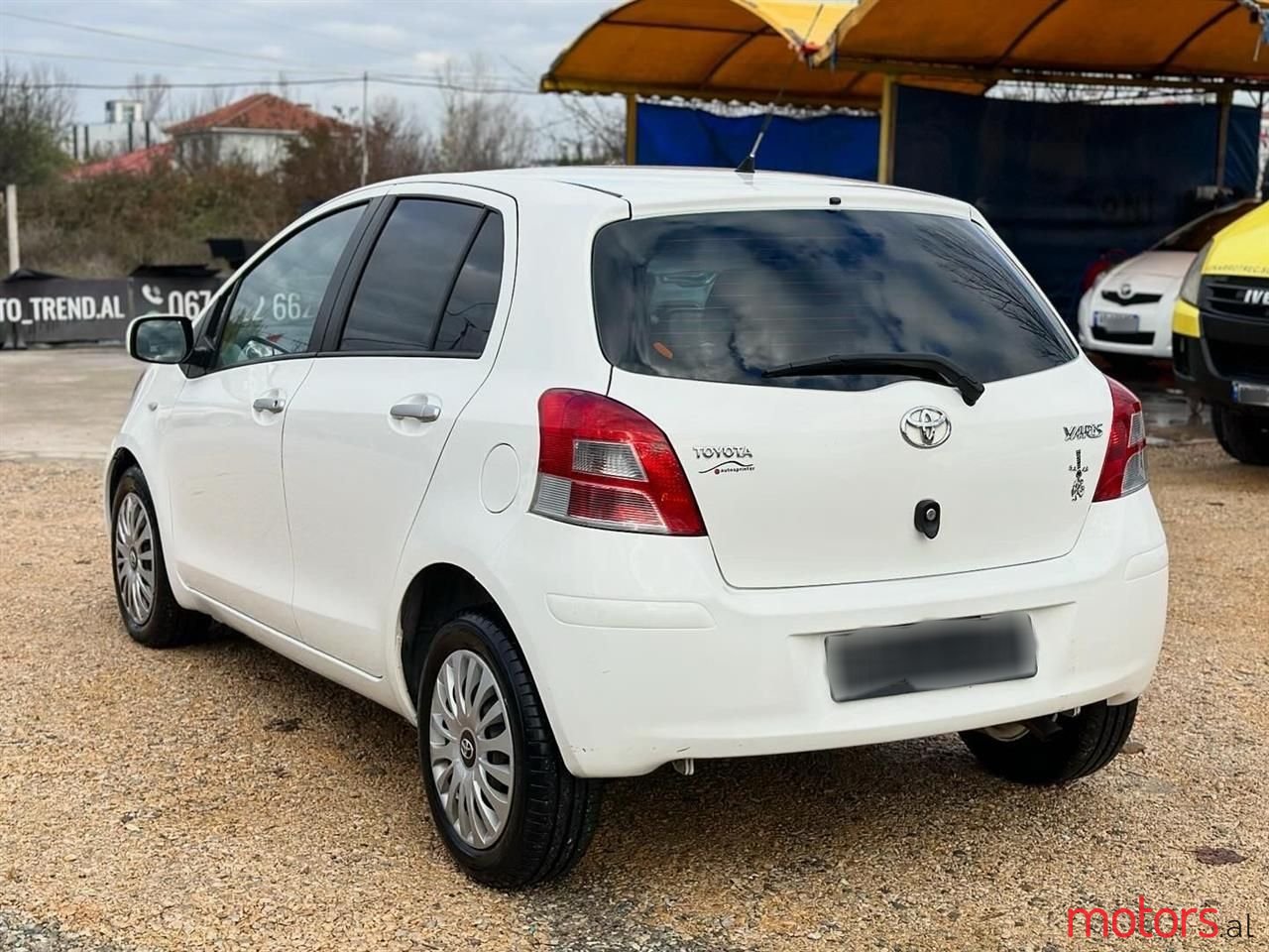 2011' Toyota Yaris photo #2