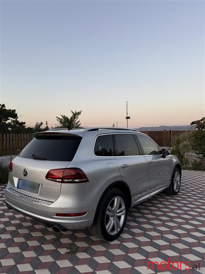 2015' Volkswagen Touareg photo #5