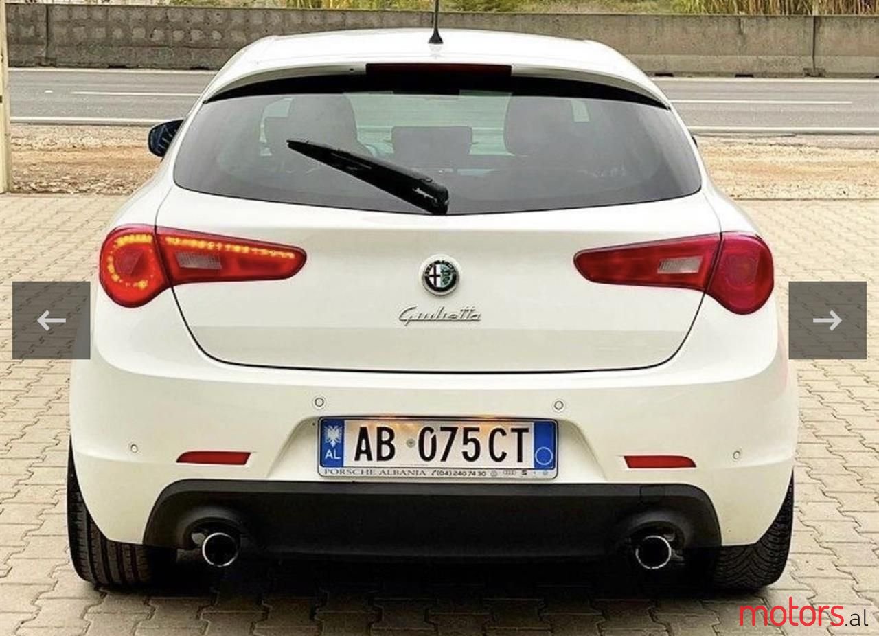 2012' Alfa Romeo Giulietta photo #5