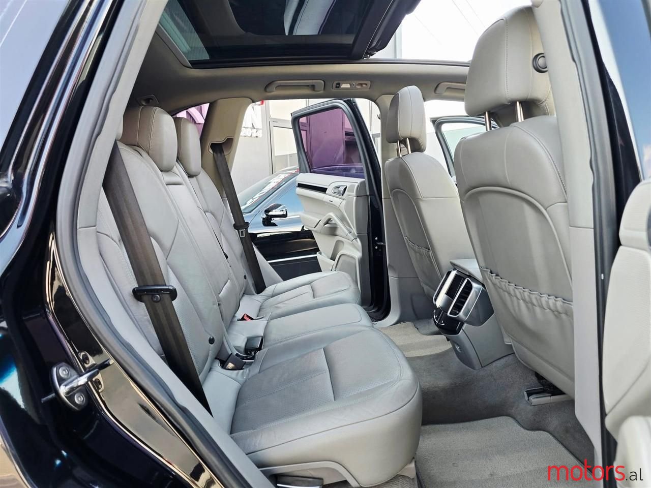 2012' Porsche Cayenne photo #3