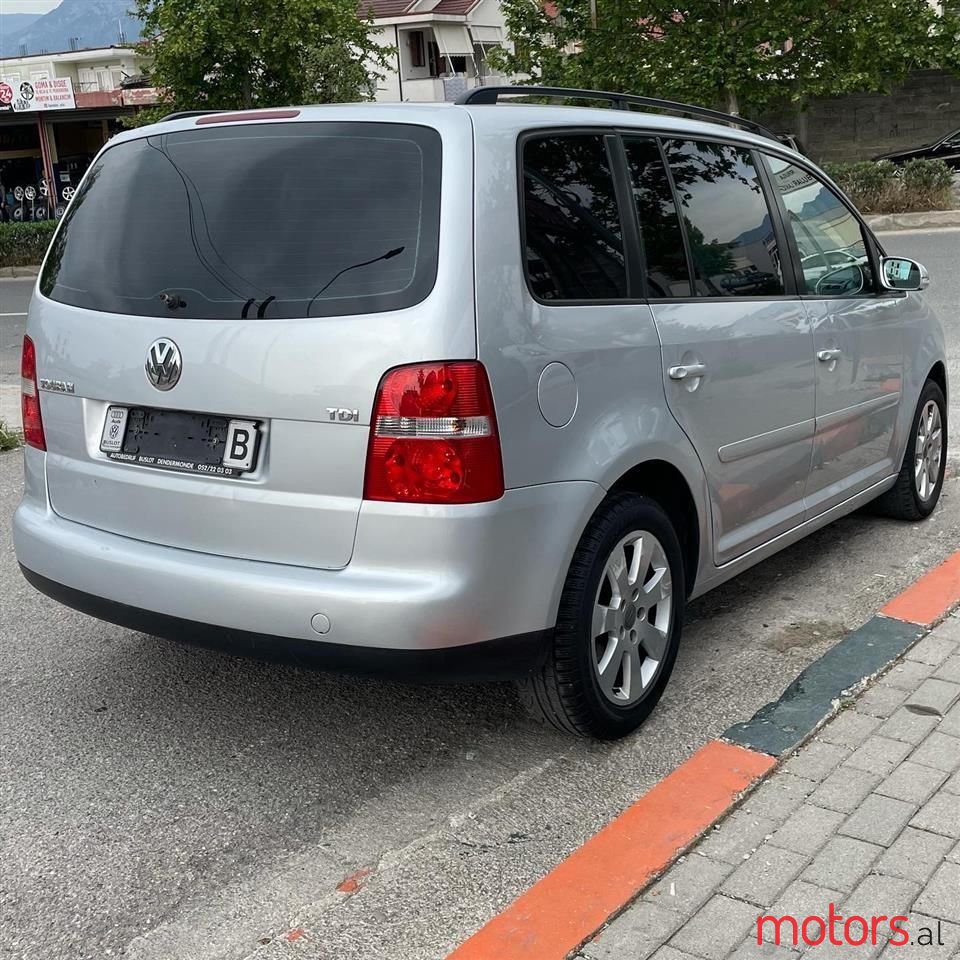 2005' Volkswagen Touran photo #4