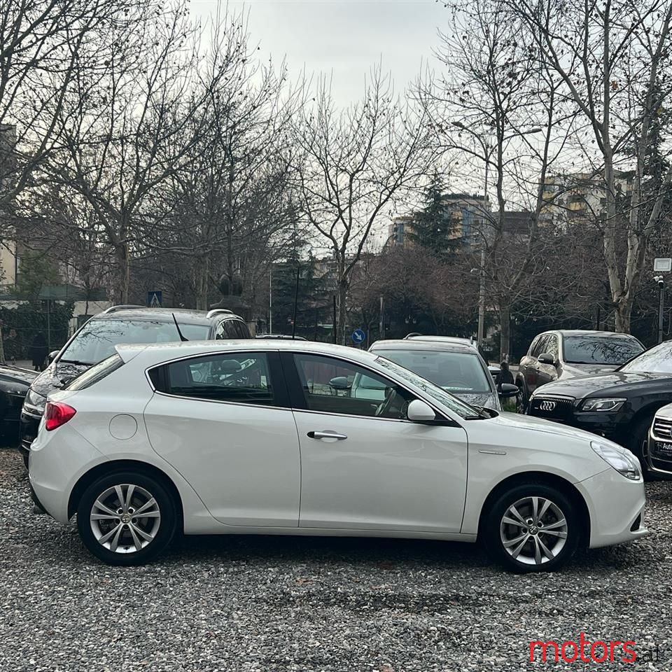 2013' Alfa Romeo Giulietta photo #6