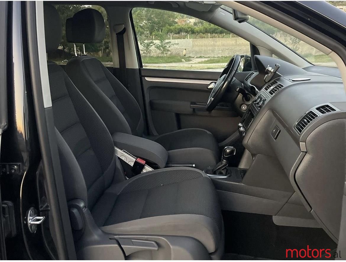 2012' Volkswagen Touran photo #5