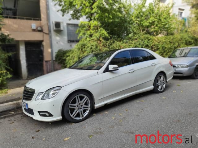 2010' Mercedes-Benz 300 photo #2