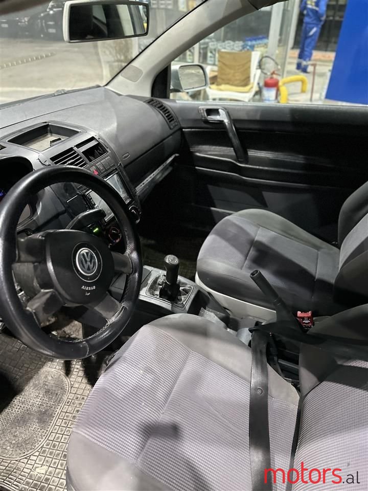 2002' Volkswagen Polo photo #6