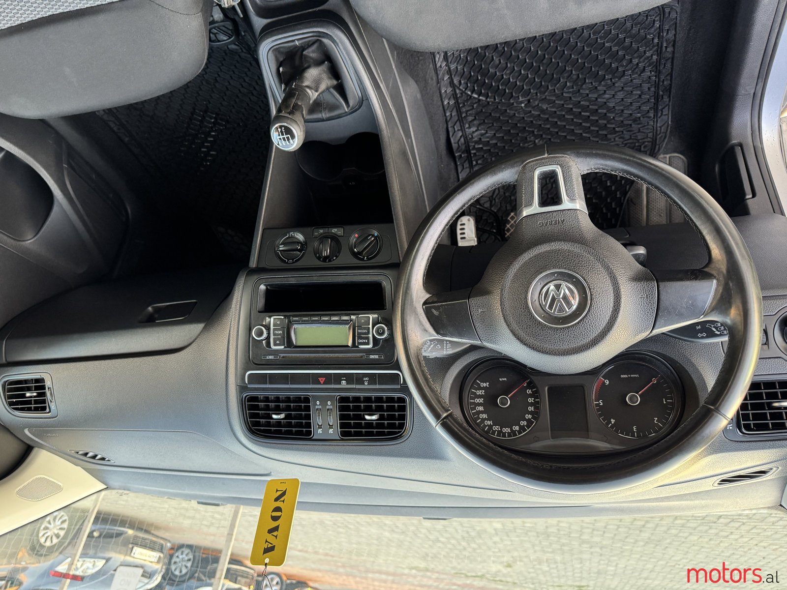 2011' Volkswagen Polo photo #7