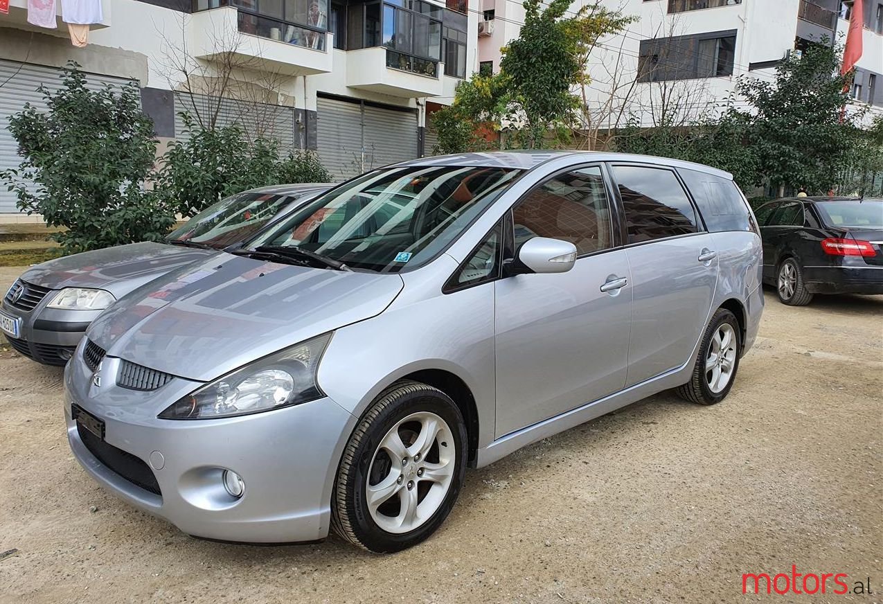 2005' Mitsubishi Grandis photo #1