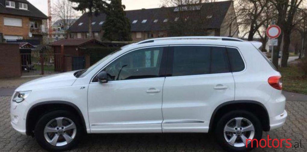2011' Volkswagen Tiguan photo #1