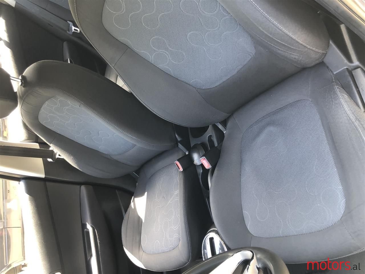 2011' Hyundai i20 photo #6