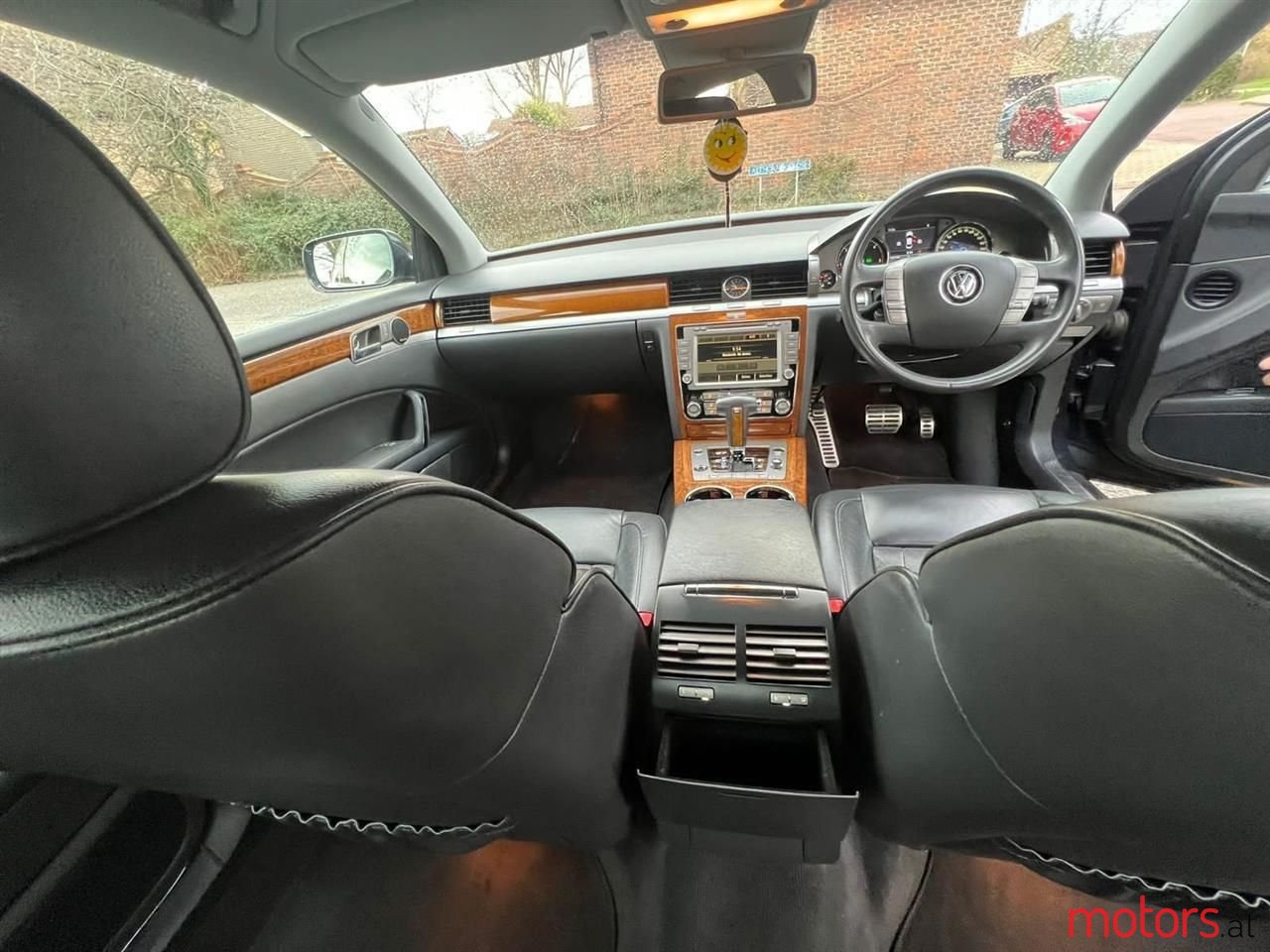 2013' Volkswagen Phaeton photo #2