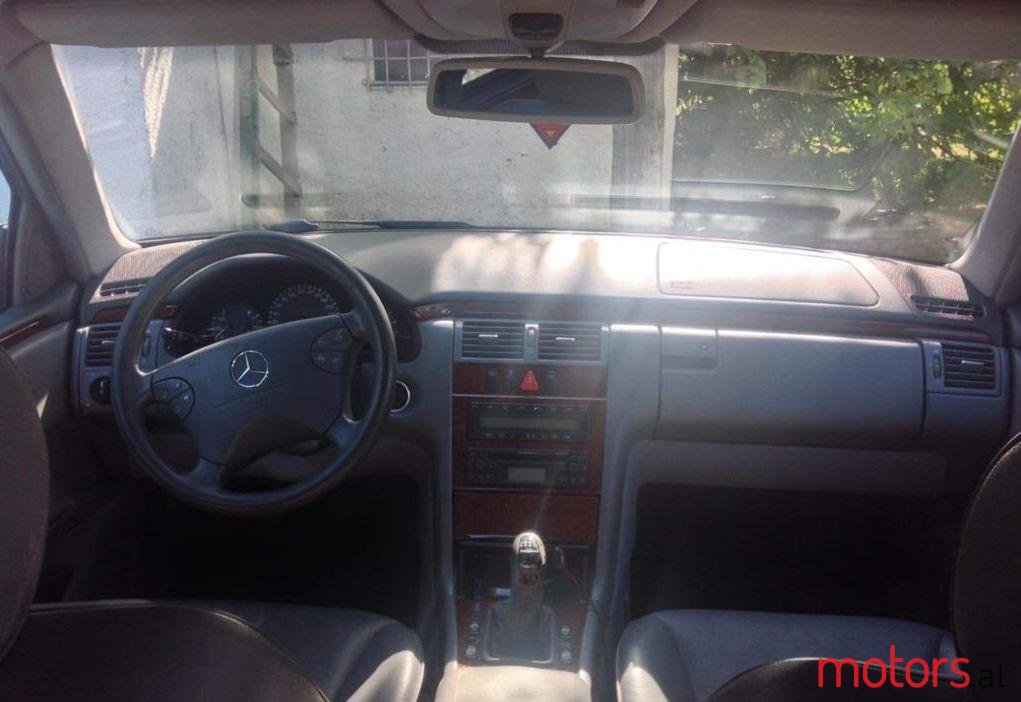 2001' Mercedes-Benz E 270 photo #1