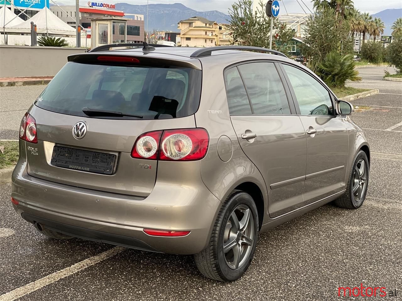 2011' Volkswagen Golf Plus photo #2