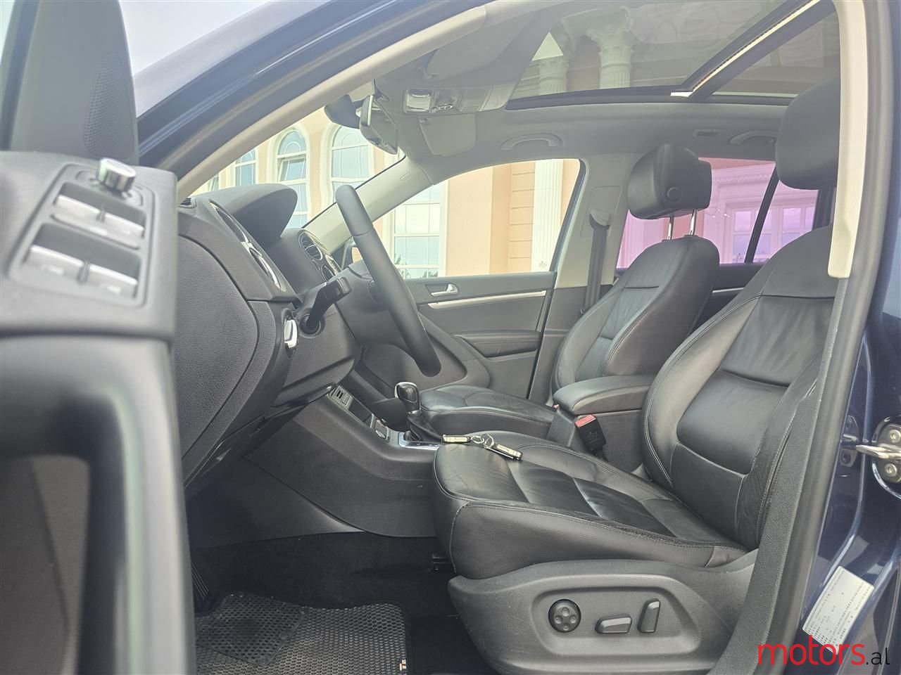 2012' Volkswagen Tiguan photo #4